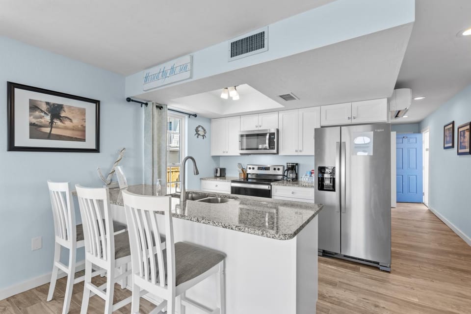 Island Place 108 Beachfront Poolside Pet-Friendly! Apartment in Cedar Key