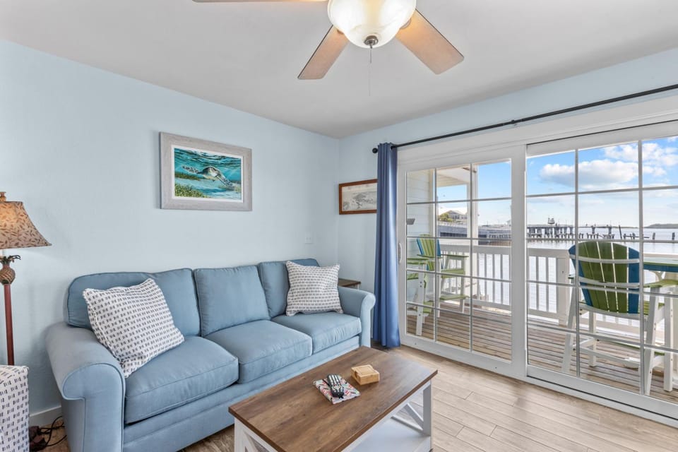 Island Place 108 Beachfront Poolside Pet-Friendly! Apartment in Cedar Key