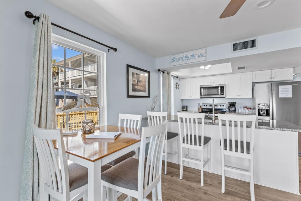 Island Place 108 Beachfront Poolside Pet-Friendly! Apartment in Cedar Key