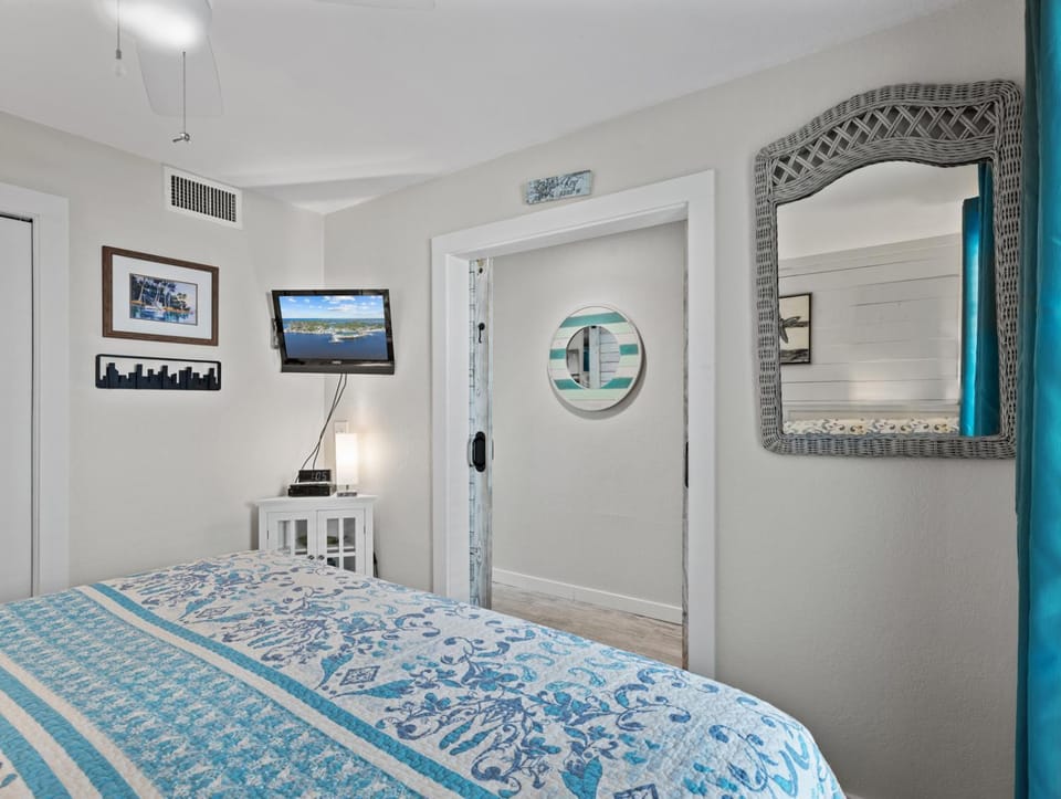 Island Place 109 Condo Perfection with Pool! Apartment in Cedar Key