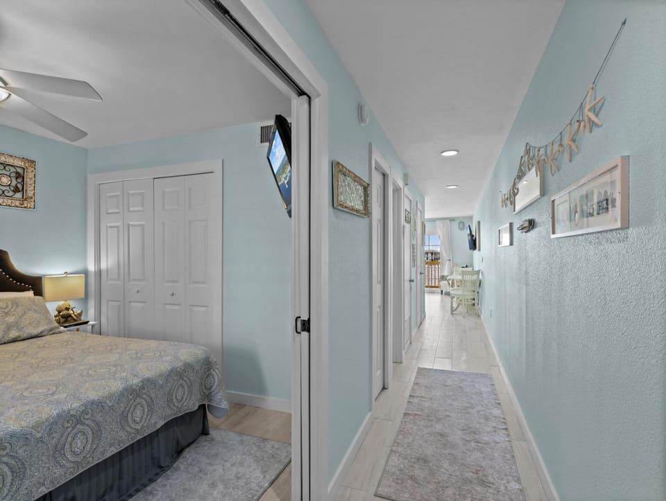 Island Place 111 Downtown w Pool See Dolphins Play Apartment in Cedar Key