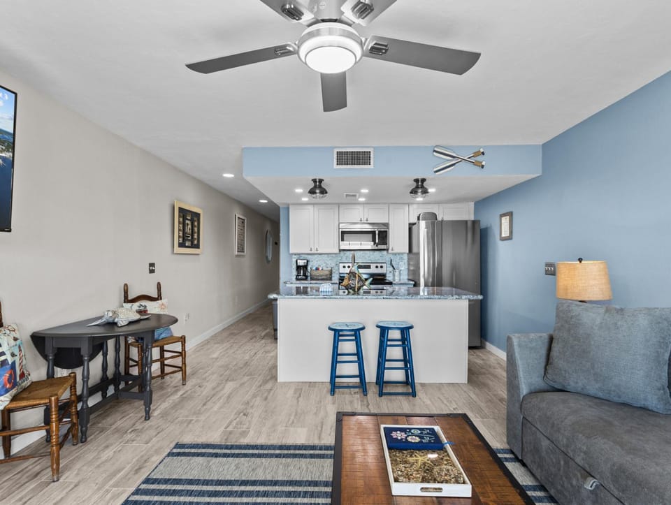 Island Place 112 Great View, Downtown with Pool! Apartment in Cedar Key