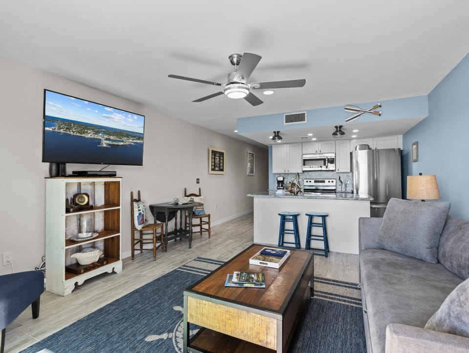 Island Place 112 Great View, Downtown with Pool! Apartment in Cedar Key