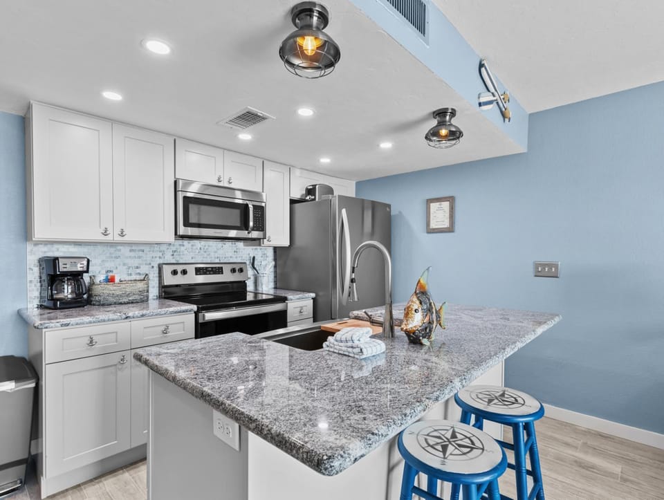 Island Place 112 Great View, Downtown with Pool! Apartment in Cedar Key