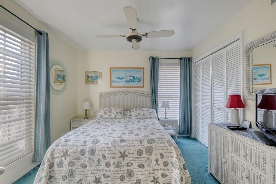 Beautiful Condo at Island Place 201! Apartment in Cedar Key