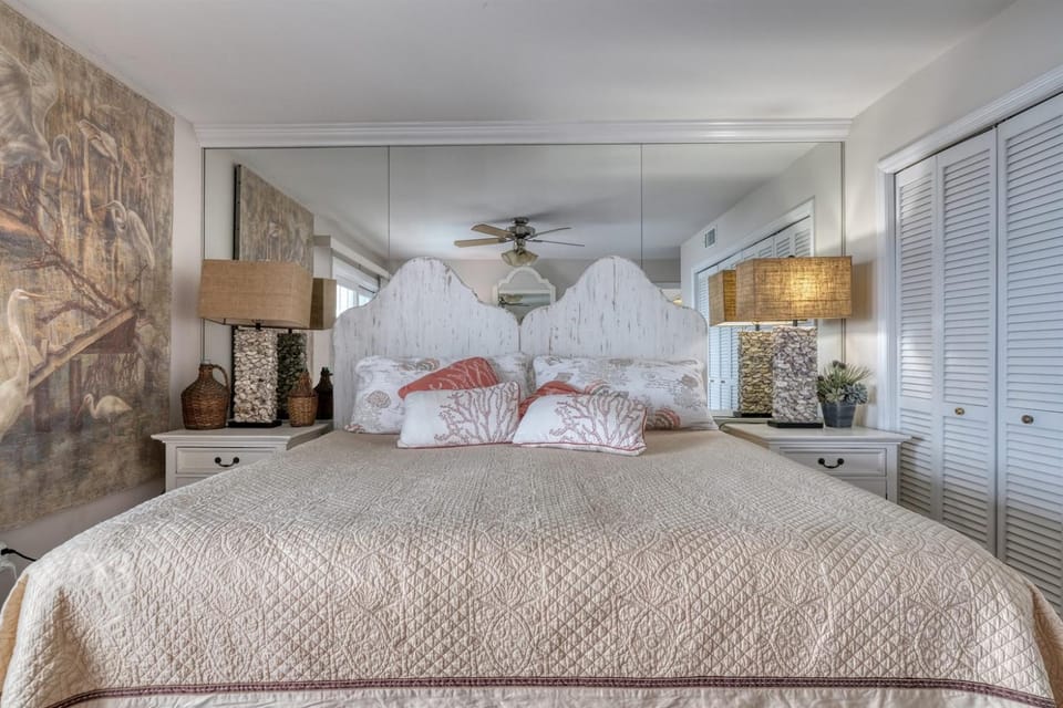 Decorator Quality Condo at Island Place 315! Apartment in Cedar Key