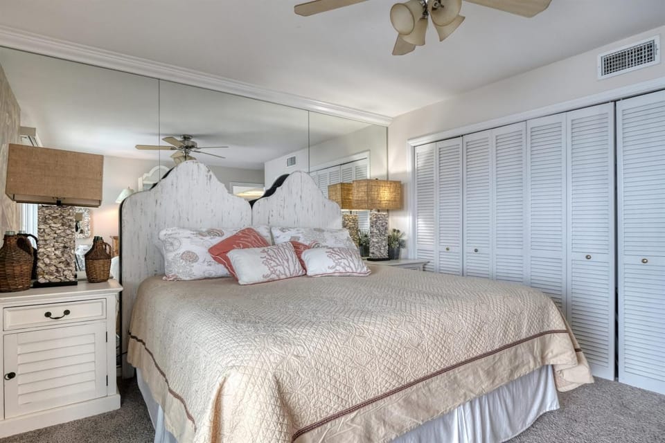 Decorator Quality Condo at Island Place 315! Apartment in Cedar Key