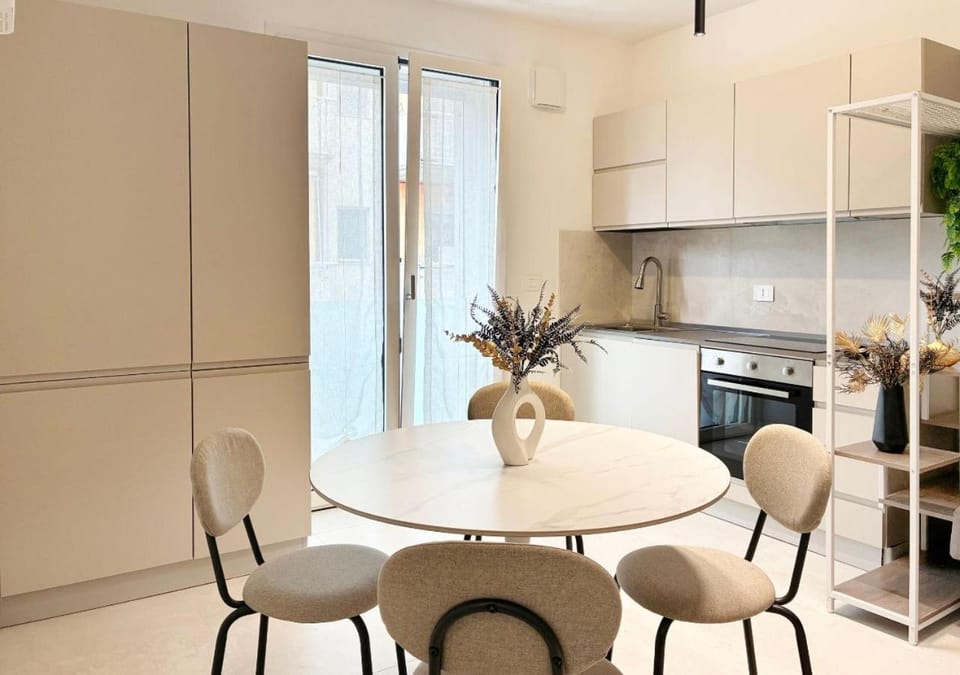Kitchen or kitchenette, Living room, Seating area, Dining area, stove