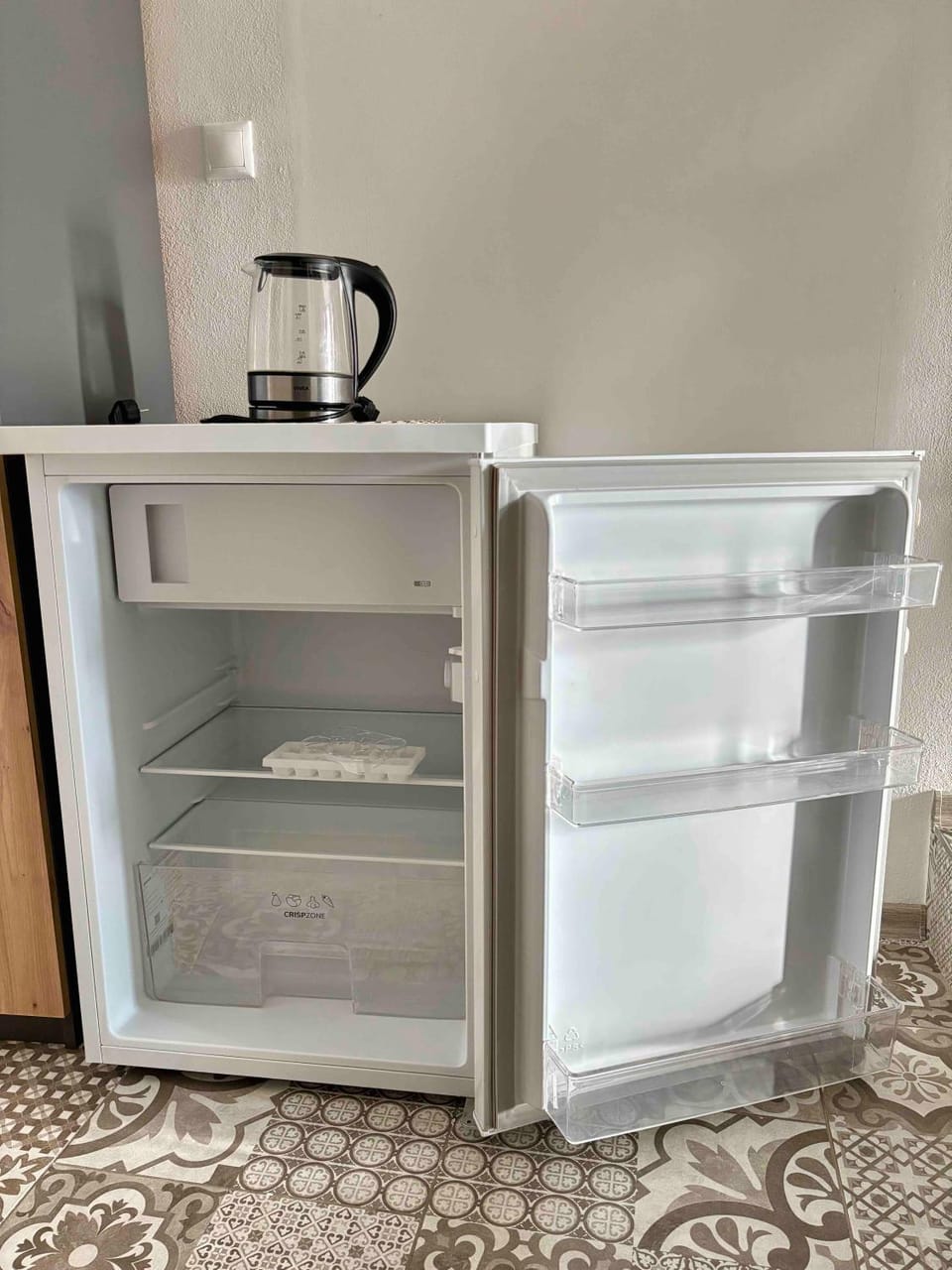 Kitchen or kitchenette, minibar