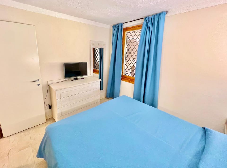 Bed, TV and multimedia, Bedroom
