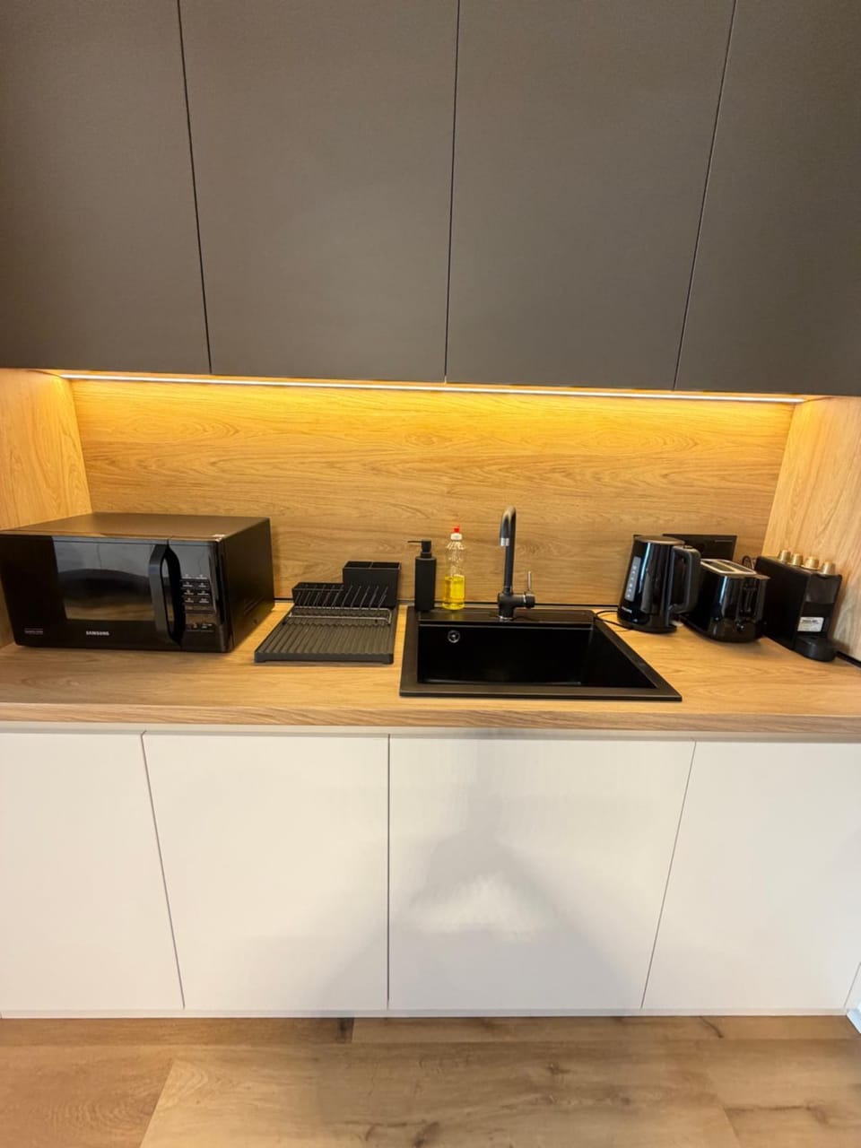 Coffee/tea facilities, microwave, toaster, kitchen