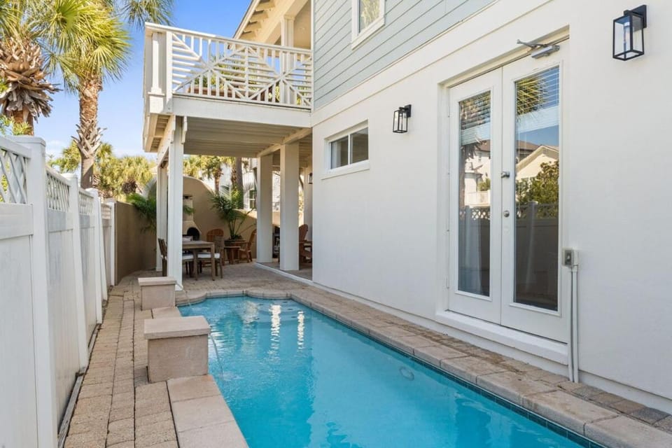 Property building, Patio, Day, Pool view, Swimming pool, sunbed