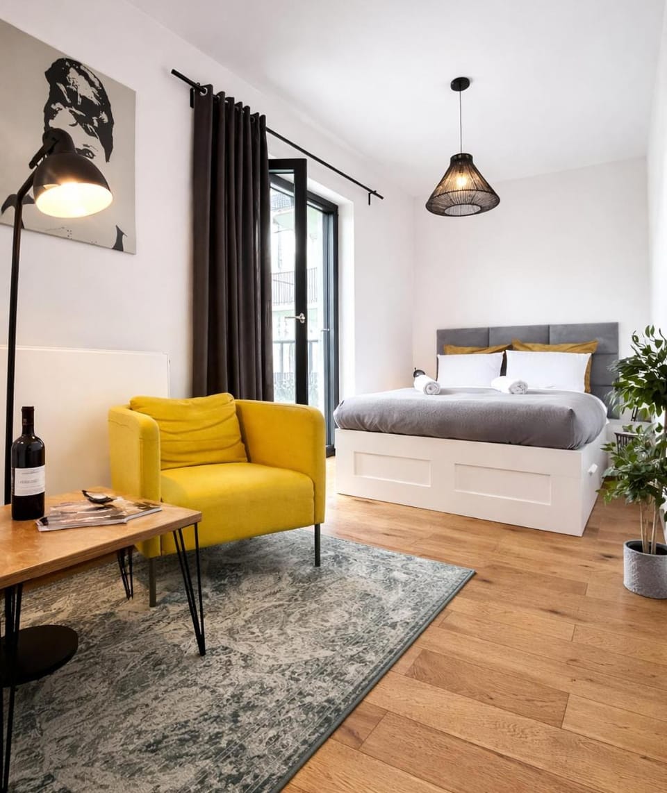 Bed, Living room, Photo of the whole room, Seating area, Bedroom