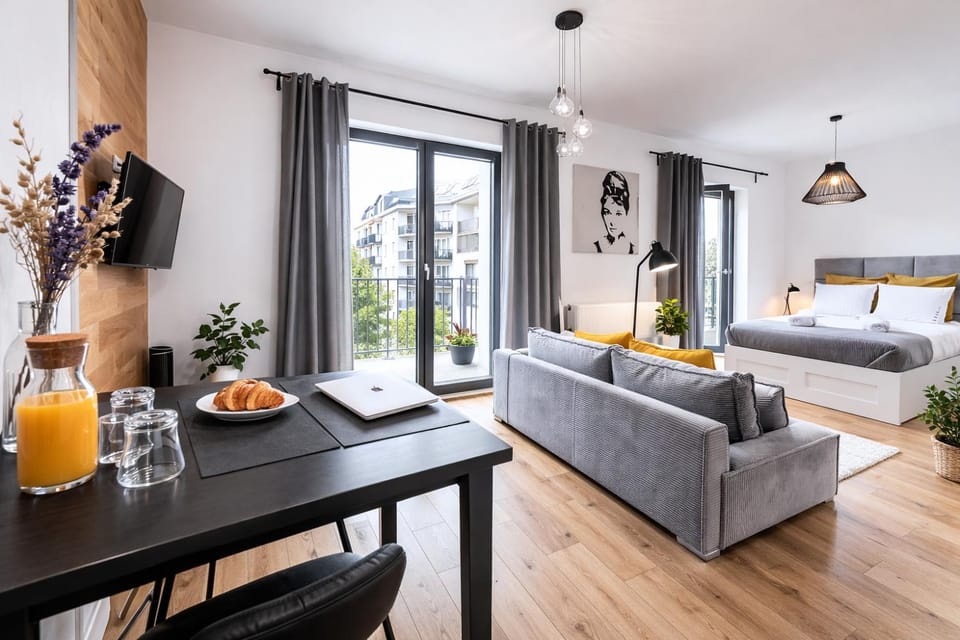 Bed, TV and multimedia, Food and drinks, Photo of the whole room, Seating area, Dining area, Food