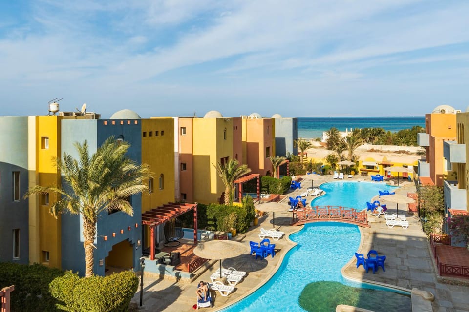 Property building, Communal lounge/ TV room, Day, Natural landscape, Beach, Evening entertainment, Pool view, Sea view, Swimming pool, sunbed