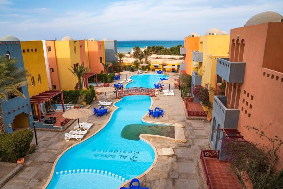 Property building, Day, Pool view, Swimming pool, Swimming pool, Parking, sunbed