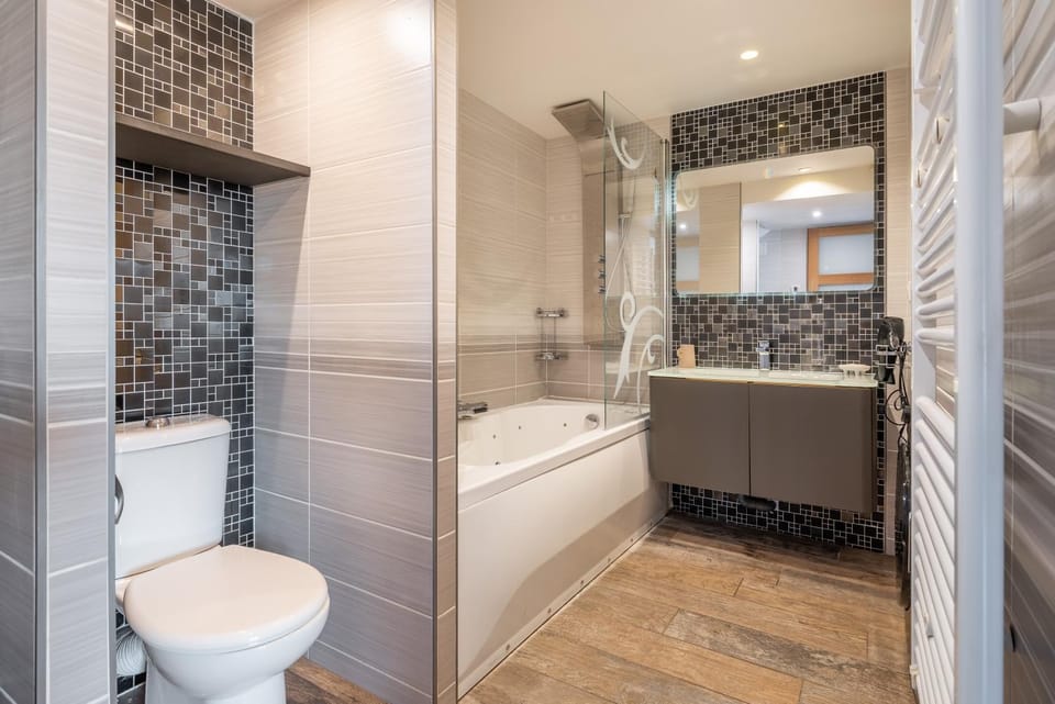 Bathroom, Living room