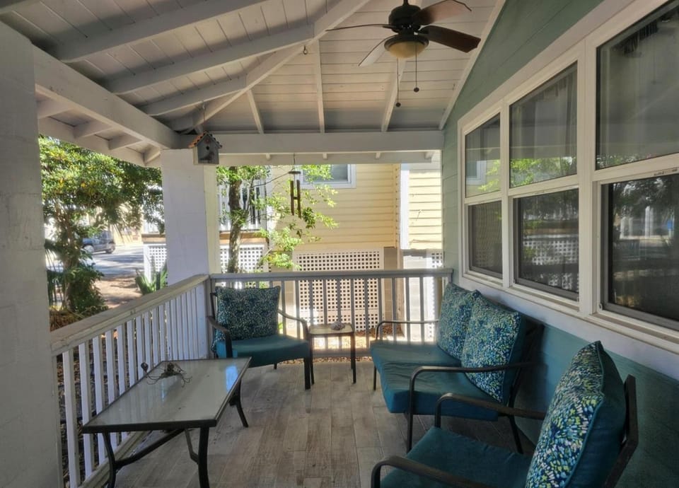 Seafoam Cottage - Beauty in the Heart of Cedar Key Country House in Cedar Key