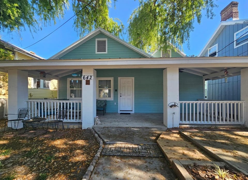 Seafoam Cottage - Beauty in the Heart of Cedar Key Country House in Cedar Key