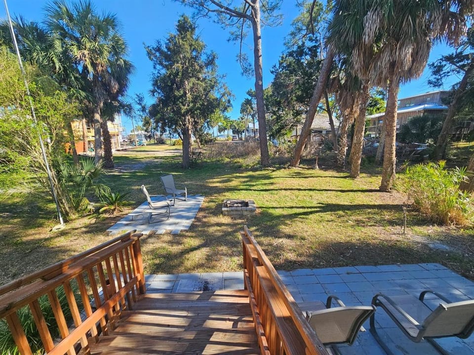 Seafoam Cottage - Beauty in the Heart of Cedar Key Country House in Cedar Key