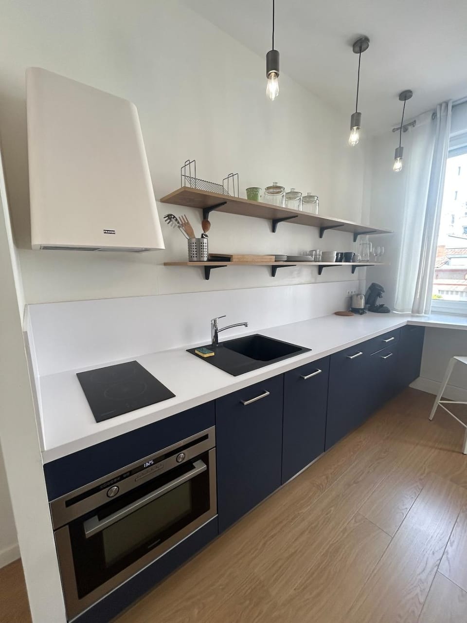 Coffee/tea facilities, Kitchen or kitchenette, oven, stove, toaster