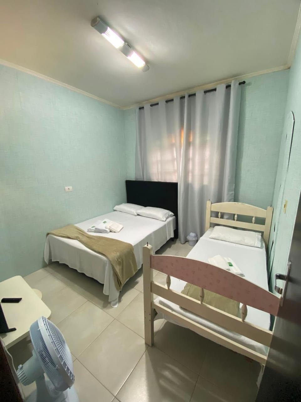 Bed, TV and multimedia, Bedroom, towels