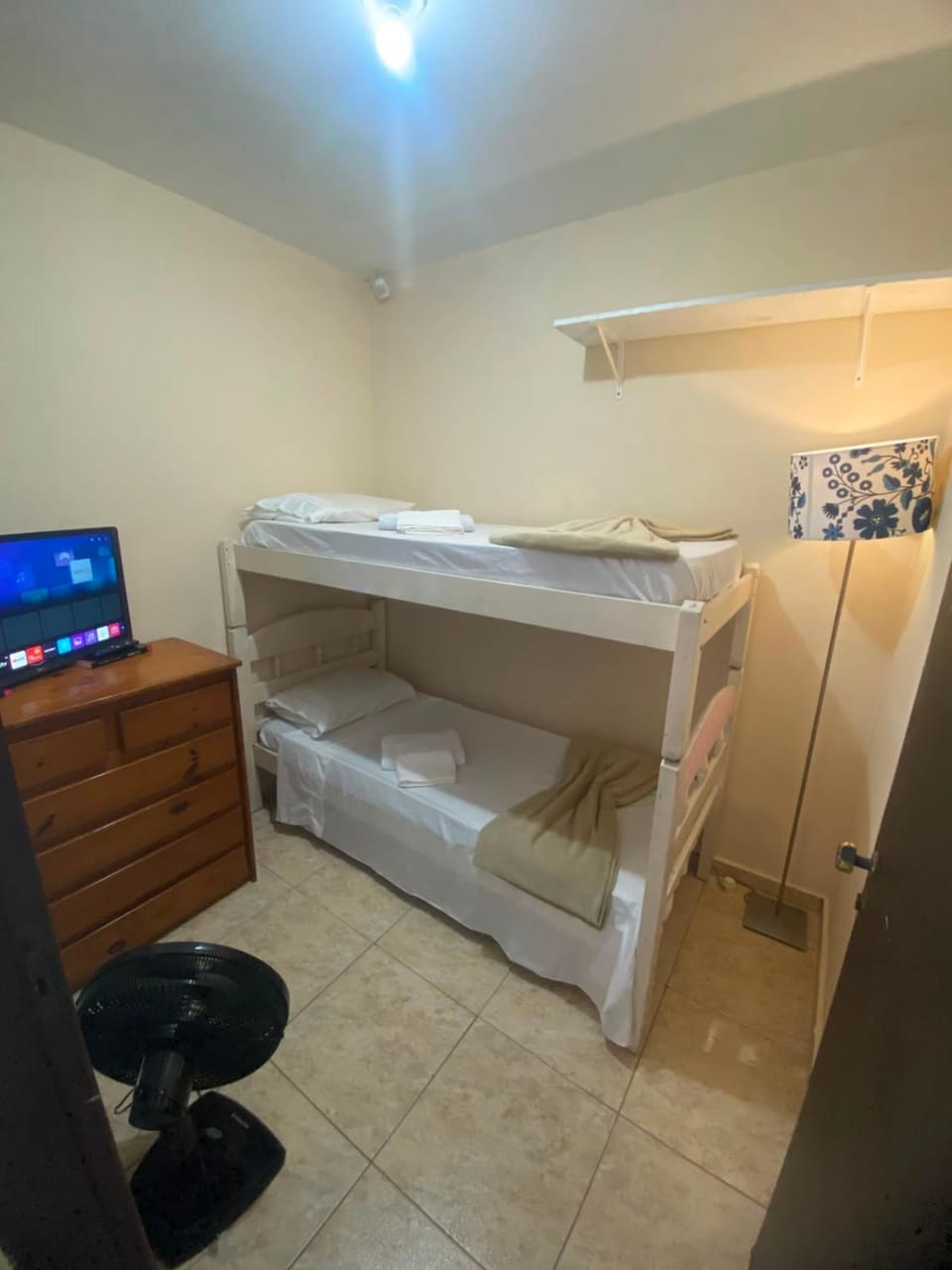 Bed, TV and multimedia, Photo of the whole room, bunk bed