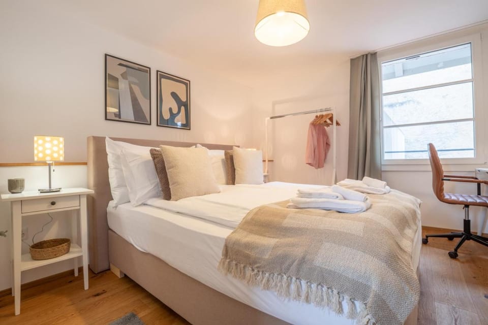 Bed, Bedroom, towels