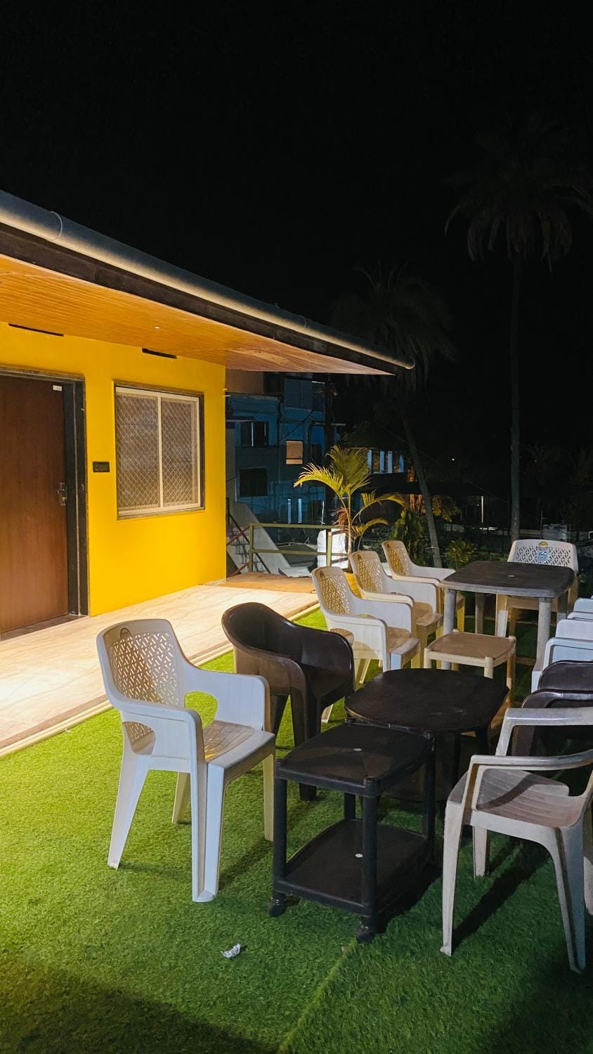 Seating area, Dining area, sunbed