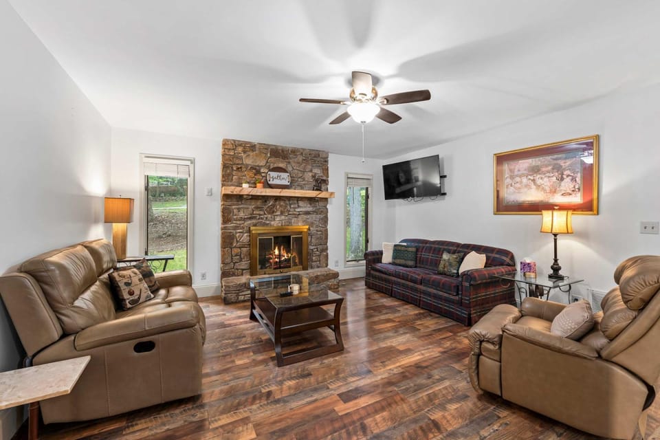 Asheville's Ultimate Retreat with Hot Tub Ping Pong Table Pool Table Lots to do Family Friendly House in Asheville
