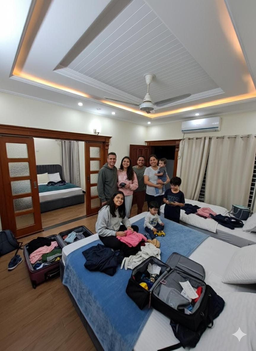 Bed, People, Living room, Photo of the whole room, Seating area, Bedroom, group of guests, towels