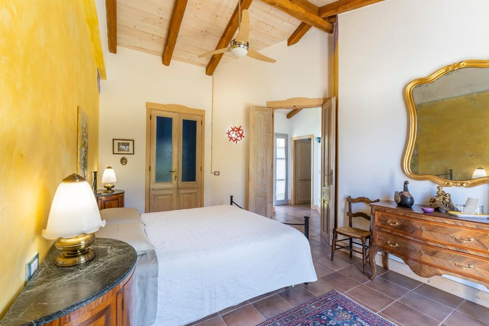 Bed, Photo of the whole room, Bedroom, fireplace