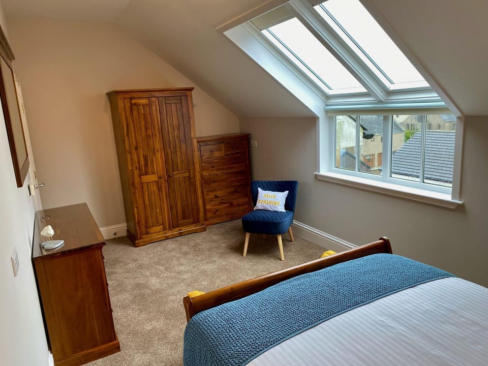 Seating area, Bedroom, wardrobe