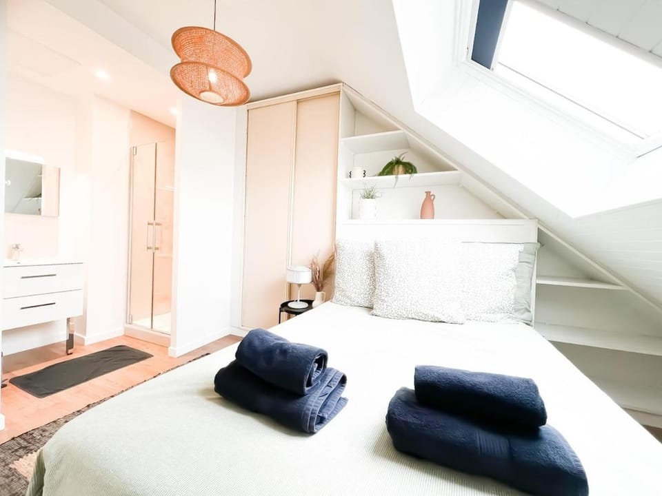 Photo of the whole room, Bedroom