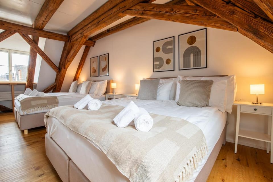 Bed, Bedroom, towels
