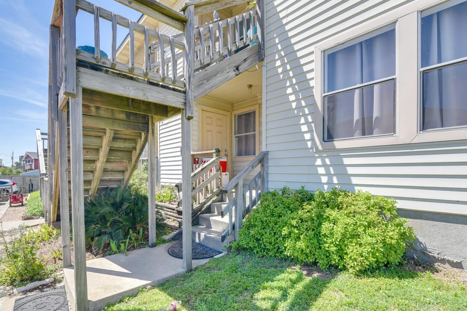 Walk to Beach & Local Pool! Galveston Area Condo House in Jamaica Beach