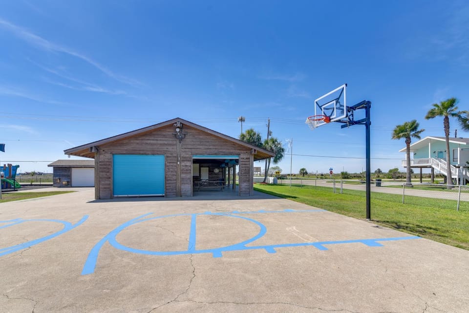 Walk to Beach & Local Pool! Galveston Area Condo House in Jamaica Beach