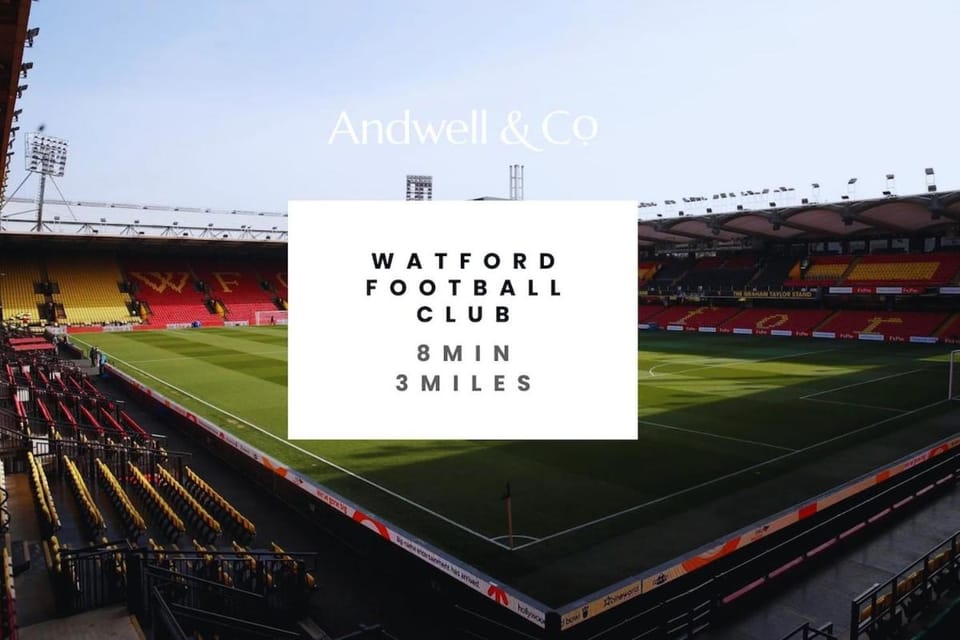 Riverside Chalet in Watford Parking Apartment in Watford