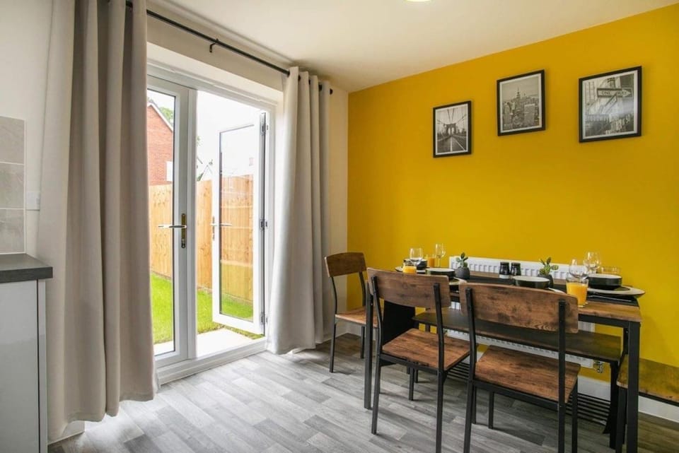 Peaceful 3 Bed Rugby Family Home Contractor Friendly Near Amenities Villa in Rugby
