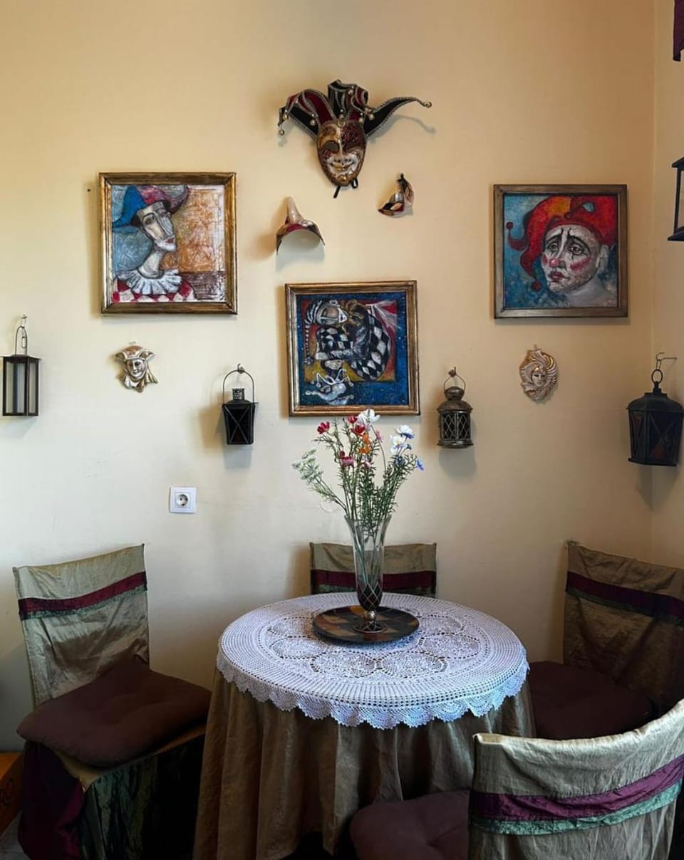 Living room, Decorative detail, Seating area, Dining area, Breakfast