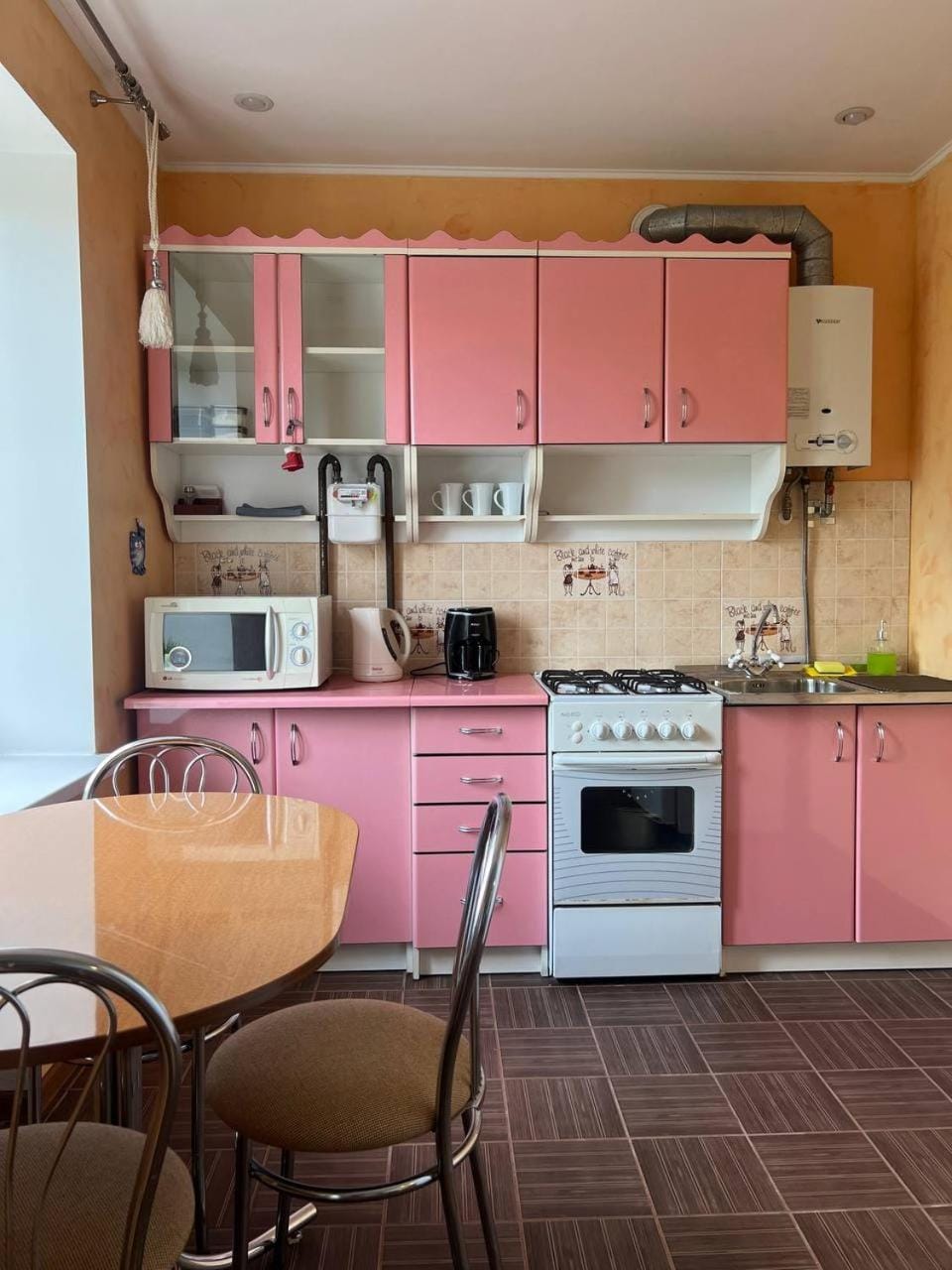 Coffee/tea facilities, Kitchen or kitchenette, Dining area, oven, stove