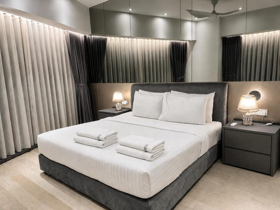 Bed, Photo of the whole room, Bedroom, towels
