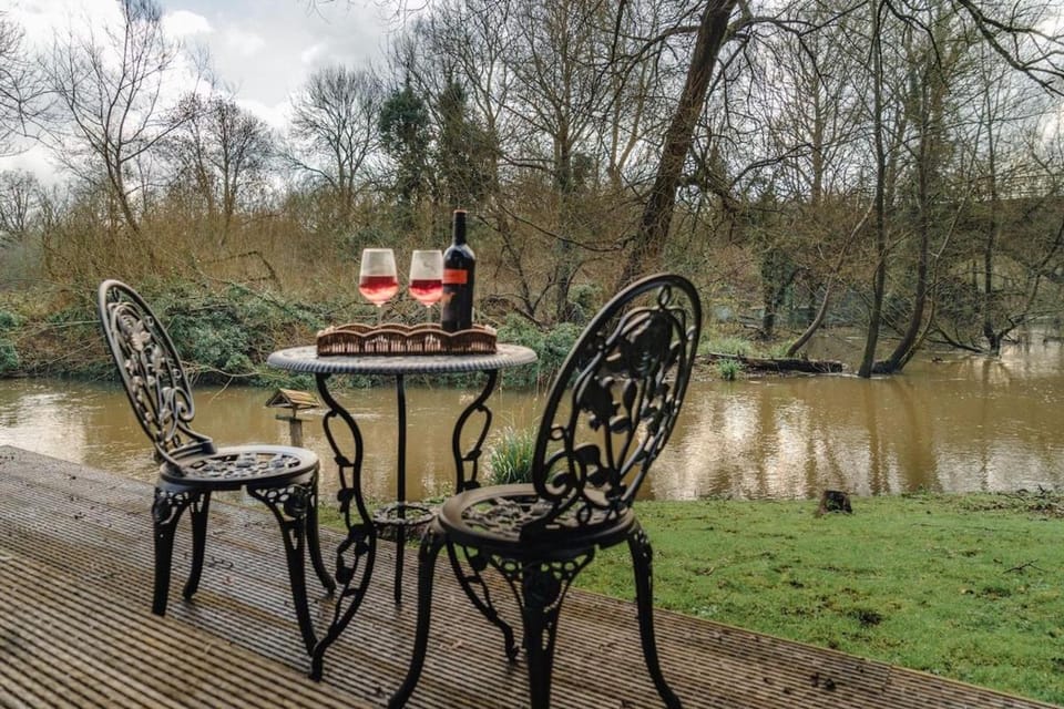 Tranquil Rivereside Retreat Cosy Chalet Apartment in Watford