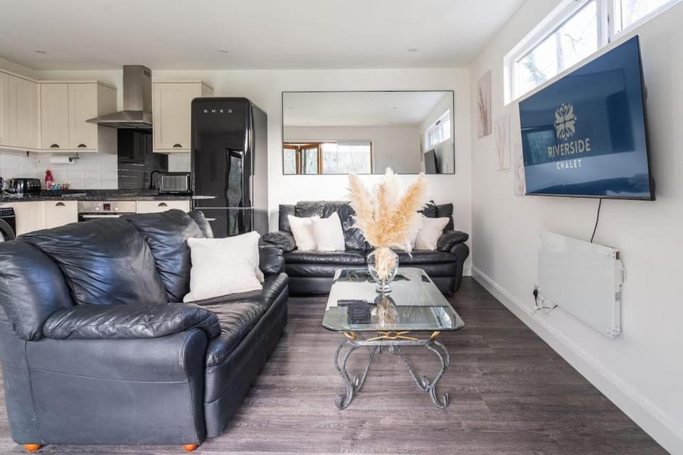 Tranquil Rivereside Retreat Cosy Chalet Apartment in Watford