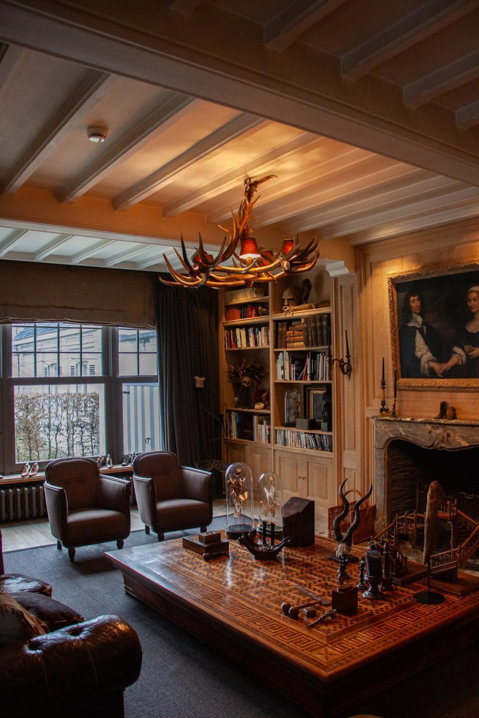 Living room, Food and drinks, Seating area, fireplace