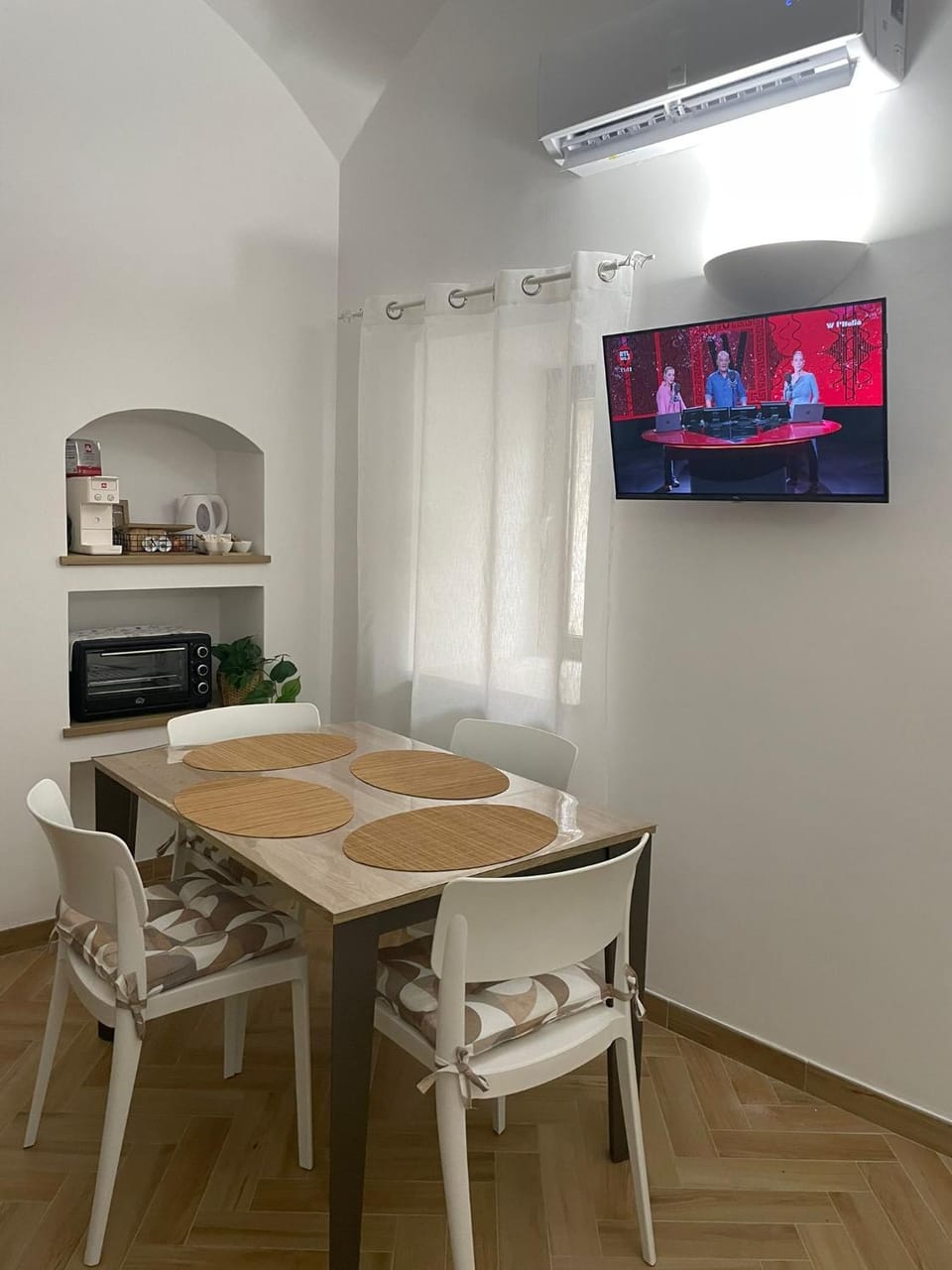 Living room, Dining area, oven, air conditioner