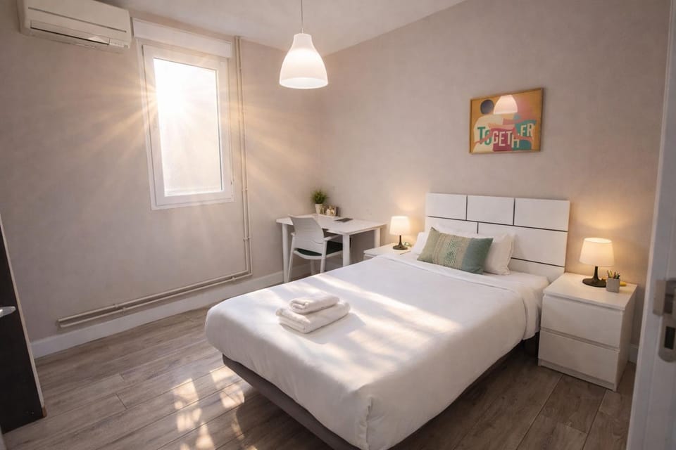 Bed, Bedroom, towels