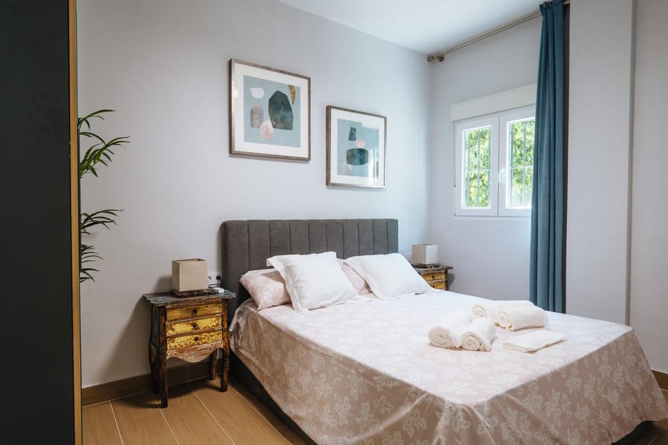 Bed, Photo of the whole room, Bedroom