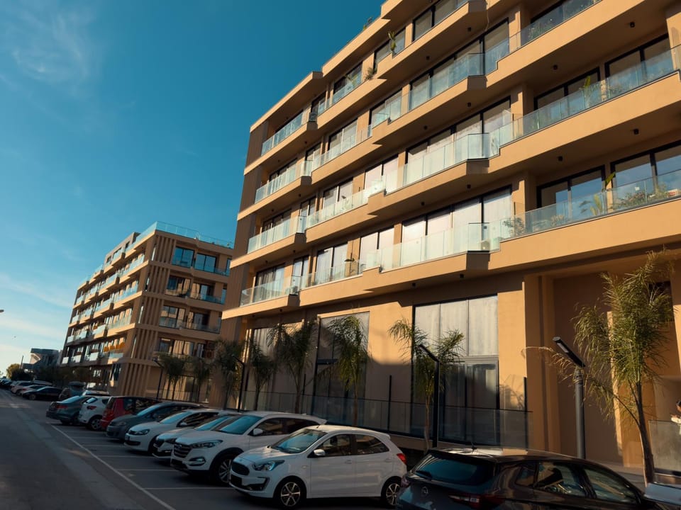 Property building, Day, City view, Location, Parking
