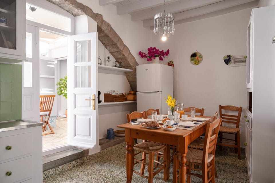 Kitchen or kitchenette, Food and drinks, Dining area, oven, stove